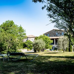 1e terras met 2 ligstoelen en zicht op het vakantiehuis