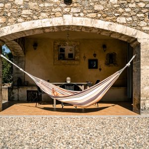 Terras van de masterbedroom met eettafelset en hangmat